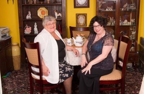 肥胖的保姆莉比奶奶和她的朋友在喝茶后变成了女同性恋者