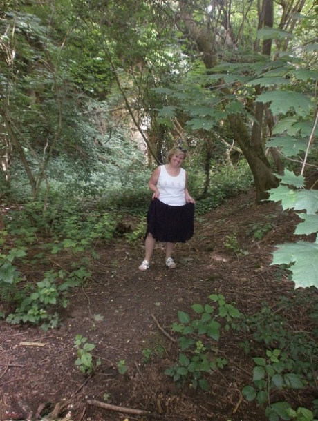 Reife Amateurhure Caro masturbiert auf der Bank im Wald