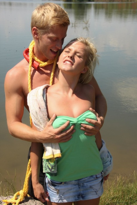 Une copine blonde sexy se fait peler et piquer en levrette avec du sperme en plein air.