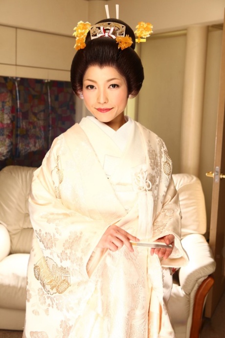 Den japanske kvinnen Yui Ayana blir befølt på brystene under tradisjonelle klær.