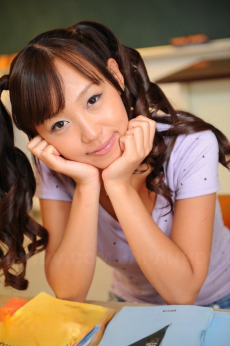 小辫子的亚洲小可爱Nagisa穿着可爱的衣服在镜头前摆姿势