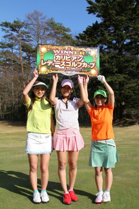Le golfiste giapponesi mostrano le tette prima di sollevare le gonne su un campo da golf