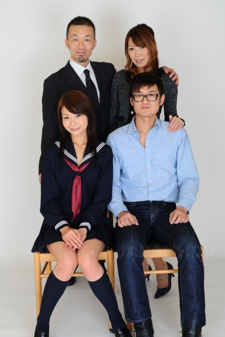 La MILF Jun Kusanagi e la figliastra Yuri Aine posano nude con due uomini simpatici