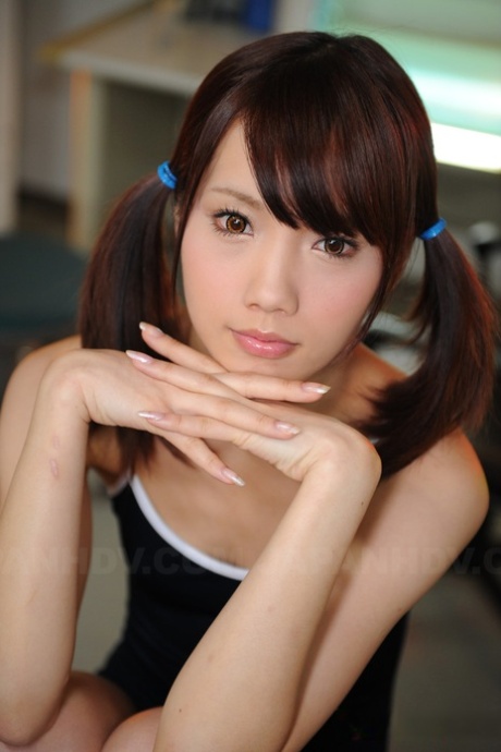 Jovem de aspecto asiático Ageha Kinoshita modelos não nuas em rabo-de-cavalo