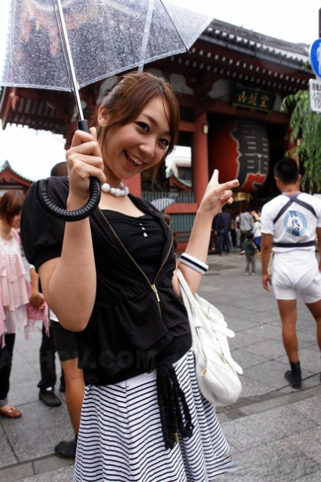 Den vackra japanska tjejen Ryo Akanishi visar lite ben och urringning när hon är ute bland folk
