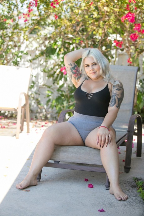Blonde BBW met tatoeages Blondie Franklin ontbloot haar dikke kont als ze zich uitkleedt