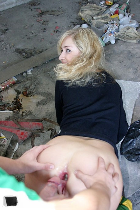 Blond pige laver hardcore analsex med fremmede i en forladt bygning