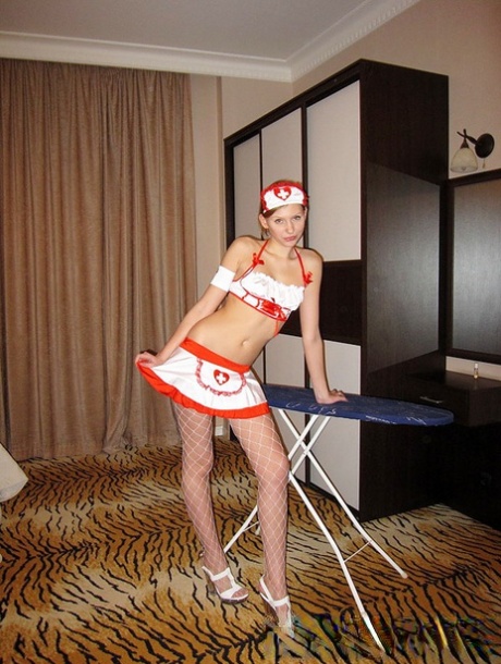 Amateur chica Vera posa en un traje de enfermera traviesa antes de POV sexo