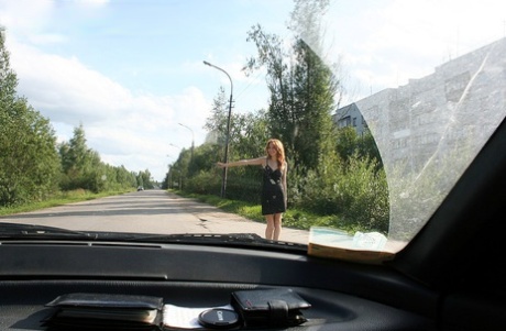 La rossa Sabrina Redhart si fa abbordare per strada prima di fare sesso MMF in auto