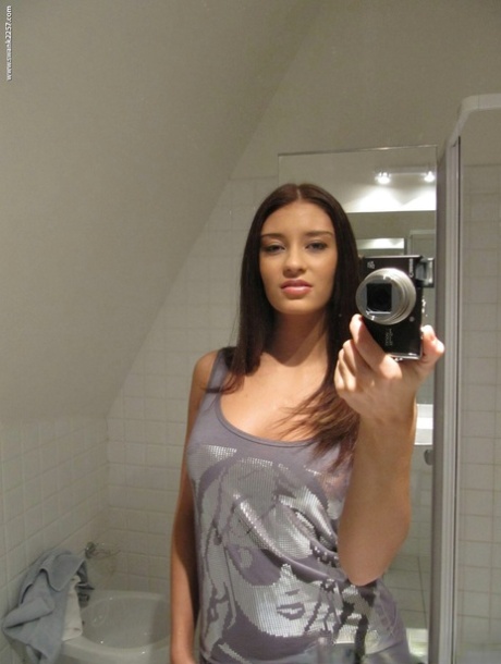 Amateur Küken nimmt Spiegel selfies beim Strippen nackt im Bad