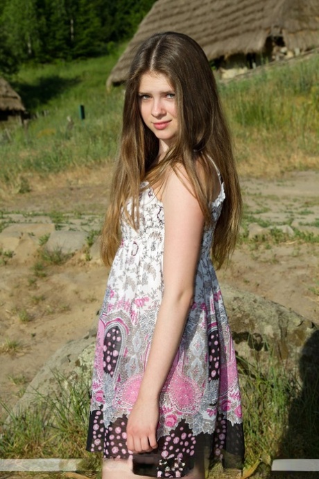 Tiener solo meisje Karmen F glijdt haar zonnejurk uit om naakt te modelleren op een zonnige dag