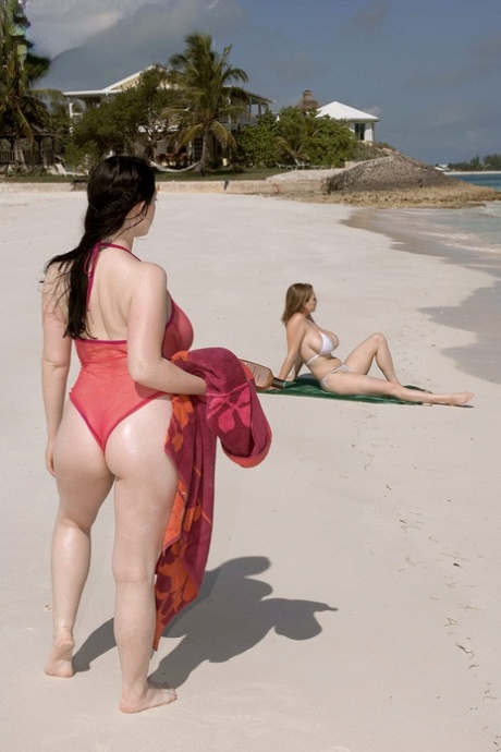 Den fylliga kvinnan Christy Mark och hennes storbröstade vän har lesbiskt sex på stranden