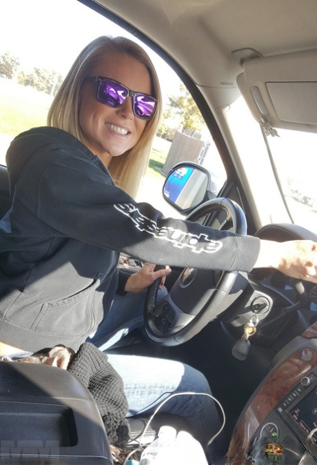 Amatörflickan Meet Madden är topless medan hon kör i solglasögon