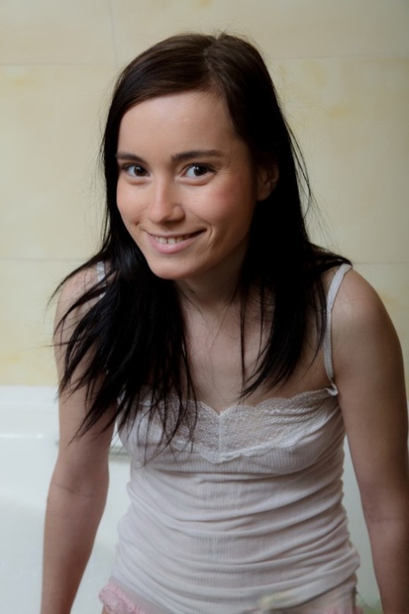 Tunn brunett tonåring Delphina dildos hennes våta fitta medan du tar ett bad
