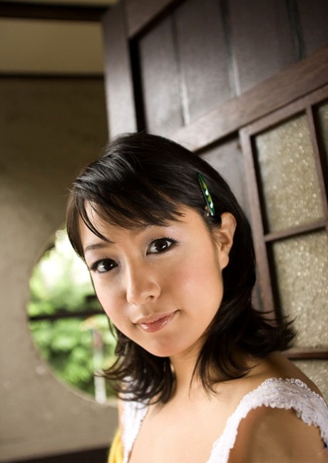 Japans meisje Nana Nanami trekt katoenen slipje naar beneden om haar schaamhaar te laten zien