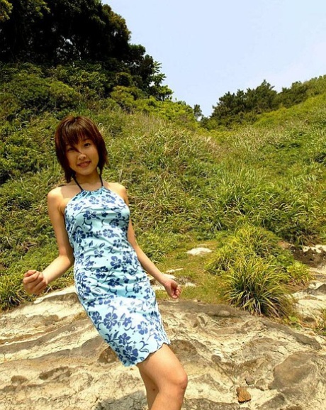 La soliste japonaise Keiko Akino libère sa touffe de la culotte du bikini.