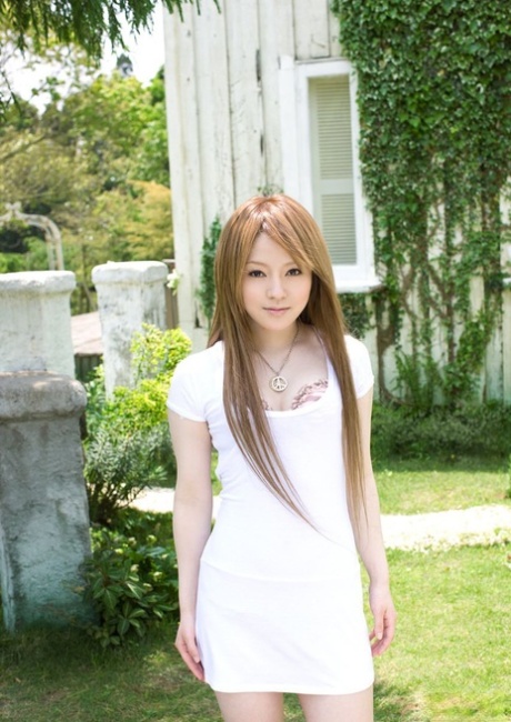 Красивая японская девушка Риа Сакураи полностью обнажается во время переодевания