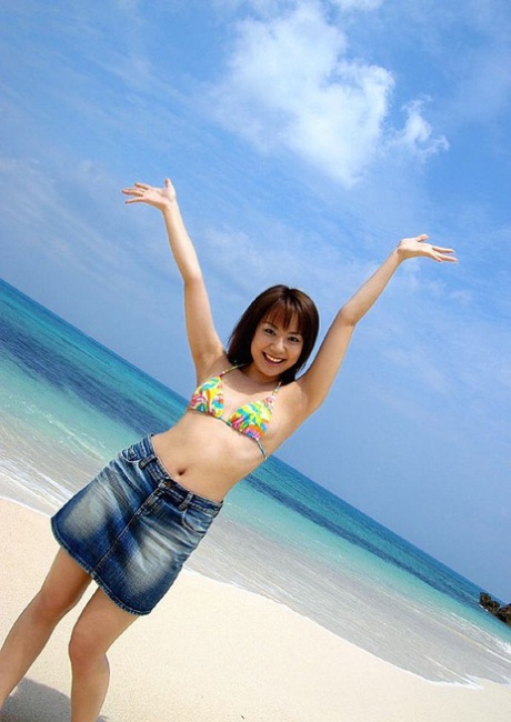 La teenager giapponese Chikaho Ito modella non nuda in spiaggia in bikini