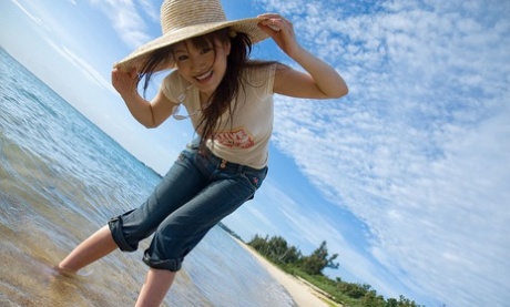 La bella japonesa Misako se desnuda totalmente en la playa