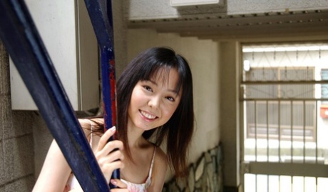 De lieve Japanse tiener Yui Hasumi lacht terwijl ze haar harige bosje laat zien