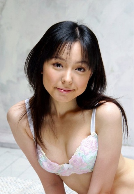 Słodka japońska nastolatka Yui Hasumi uśmiecha się, pokazując swój owłosiony krzak