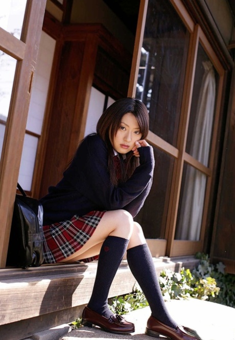 Japanse studente Misa Shinozaki geniet van haar geile kutje in een string.