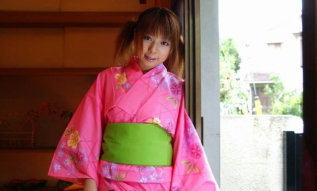 Рыжеволосая японка Таэко освобождает свое обнаженное тело от традиционной одежды