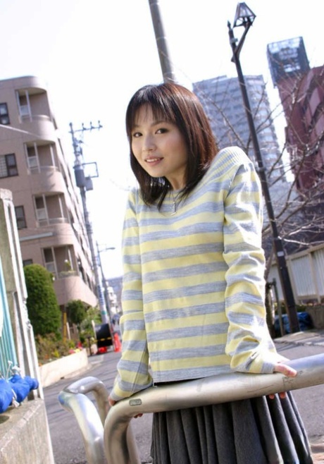 Den unge japanske jenta Kanan Kawaii viser frem trusa før hun kler av seg.