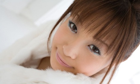 Den söta japanska flickan Misa Kikouden visar sina långa bröstvårtor när hon byter kläder