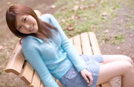 La charmante adolescente japonaise Jun Seto finit par enlever sa culotte montante.