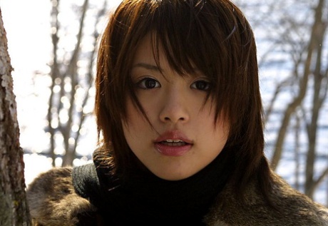 Die süße Japanerin Hitomi Hayasaka pinkelt in den Schnee, bevor sie nach Hause geht
