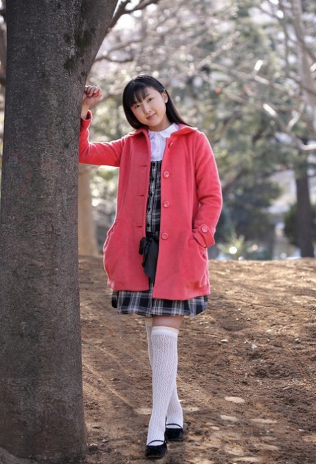 Jong uitziend Japans schoolmeisje Youko Sasaoka gaat naakt in witte OTK sokken