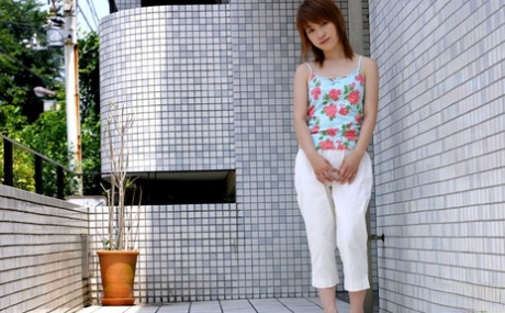 Den unge japanske pige Akari fremviser genert sin behårede fisse