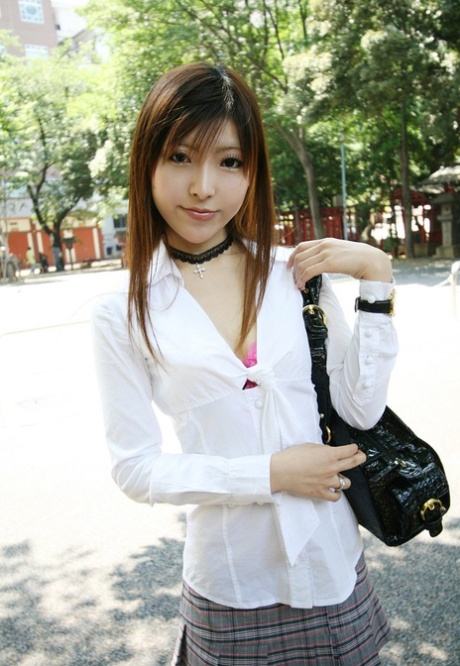 La jeune japonaise Miyo exhibe ses seins et sa culotte en solo