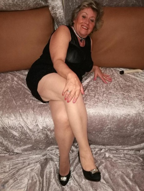Napalona babcia Caro podnosi sukienkę, aby masturbować się w nylonach i szpilkach
