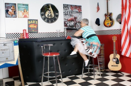 Stará Američanka Savana vystavuje svůj velký zadek ve sklepním baru
