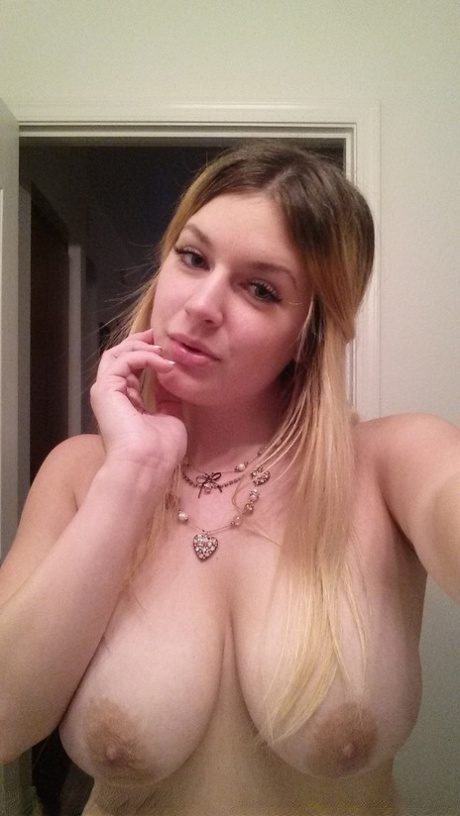 Storbröstad amatör Danielle tar nakna selfies runt huset