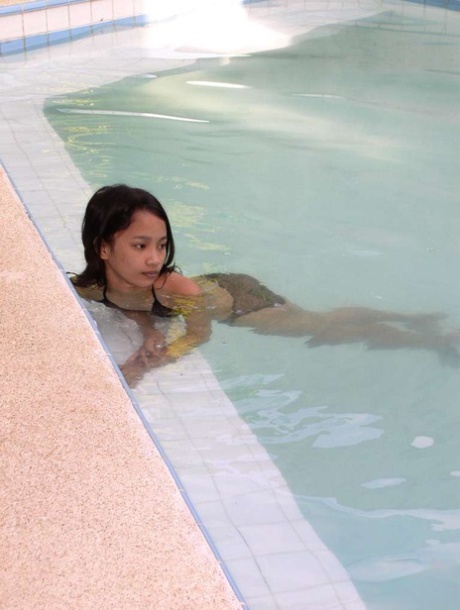Ung filippinsk pige fjerner sin bikini, mens hun sutter pik i poolen