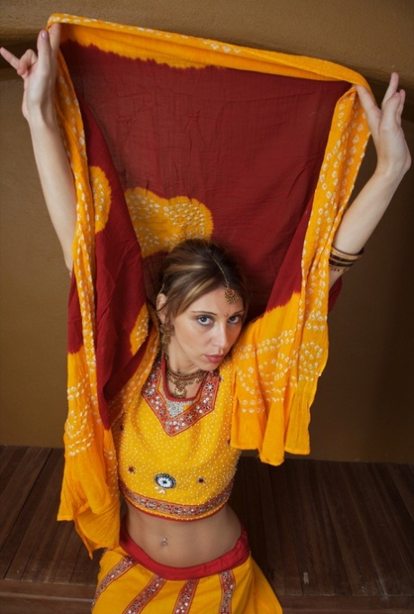 Indiase amateur ontdoet zich van traditionele kleding voor een naaktshoot
