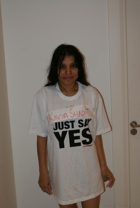Den indiske kvinnen Kavya Sharma løfter på en T-skjorte for å vise vaginaen og de naturlige puppene sine.
