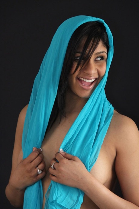 A miúda indiana mostra as suas grandes mamas naturais dentro e fora de vista através da lingerie.