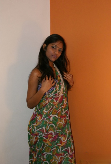 Den slanke indiske amatør Divya Yogesh blotter sine naturlige bryster, når hun smider tøjet