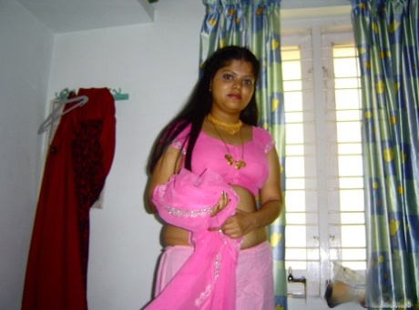 Den fyldige indiske jenta Neha legger seg splitter naken på sengen i solo-action.