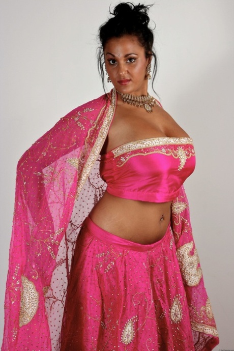 Den indiske kvinde Keira afslører sine store naturlige bryster i bikinitrusser