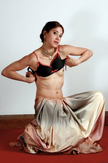 Indisk första timer avslöjar sina små bröst medan hon bär en lång kjol