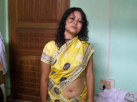 インド人妻は、ベッドの上で夫を喜ばせながら服を着替える POVスタイル