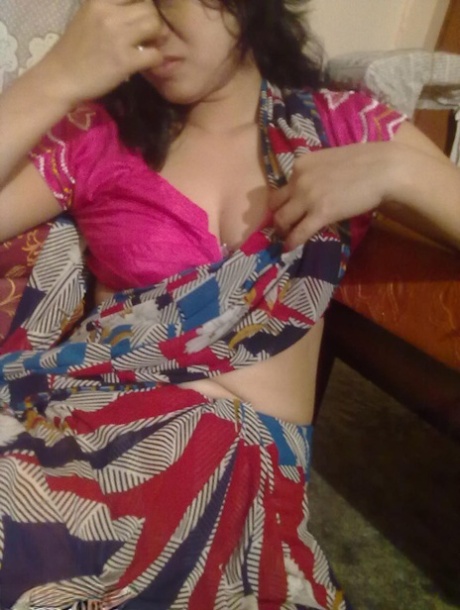 Sexy indische Frau Padma entblößt natürliche Titten und Achselhöhlen im Bett