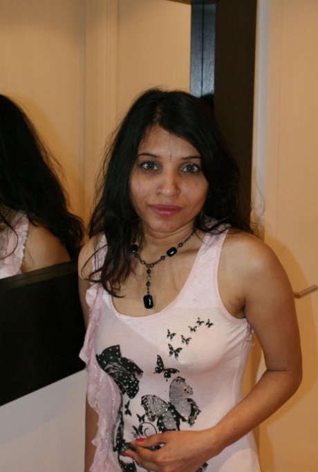 Индийская MILF Кавия Шарма (Kavya Sharma) демонстрирует короткое платье во время съемок без обнажения