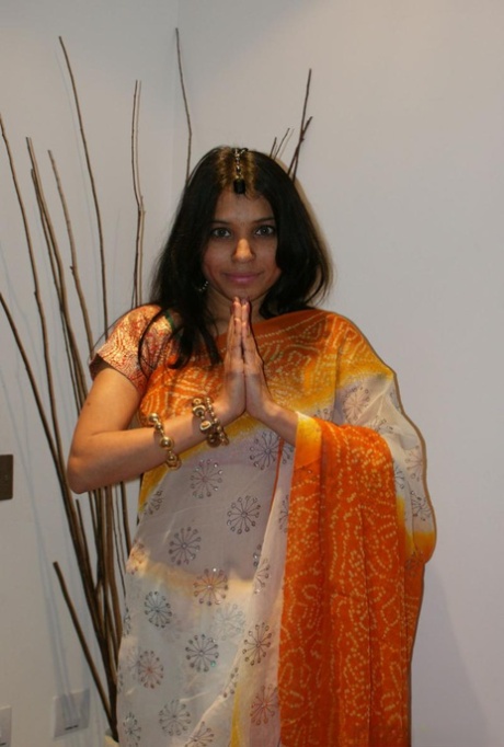 Indische MILF Kavya Sharma wirft traditionelle Kleidung ab, um sich nackt auf ein Bett zu legen