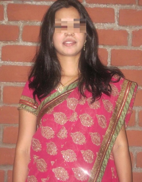 Indiske jenter viser seg splitter nakne foran kamera under soloaction